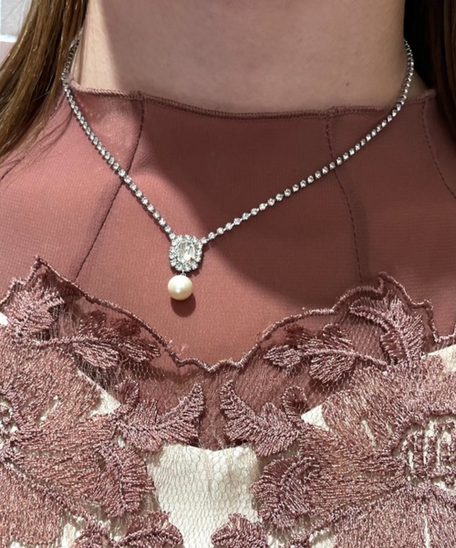 Cupid Heart(キューピッドハート)の「【Cupid Heart】結婚式アクセ!パールチャーム付きビジューネックレス(ネックレス・レディース・シルバー/ゴールド・MEDIUM)」の2枚目の写真