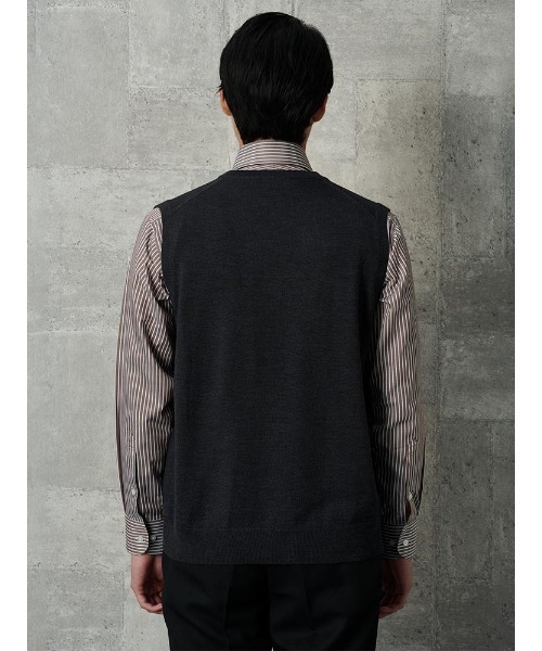 TRANS CONTINENTS（トランスコンチネンツ）の「TRANS CONTINENTS　BIZニット　Vネックベスト　ブラック/グレー/ネイビー（ベスト・メンズ・チャコールグレー/ブラック/ネイビー・L/M/LL）」の14枚目の写真