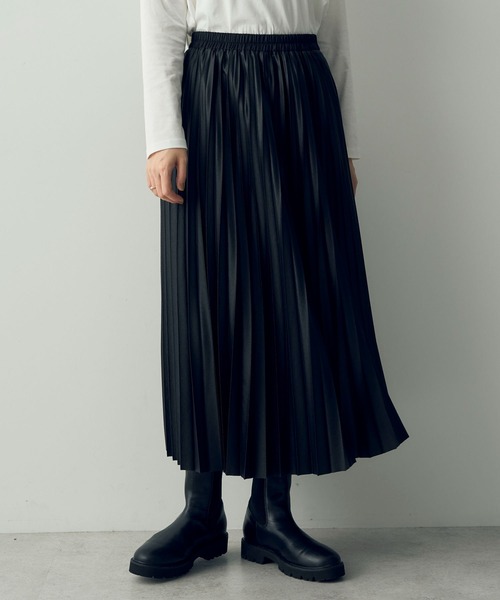 YECCA VECCA（イェッカヴェッカ）の「レザーライクプリーツスカート（スカート・レディース・ブルー/ブラック/カーキ・FREE）」の2枚目の写真