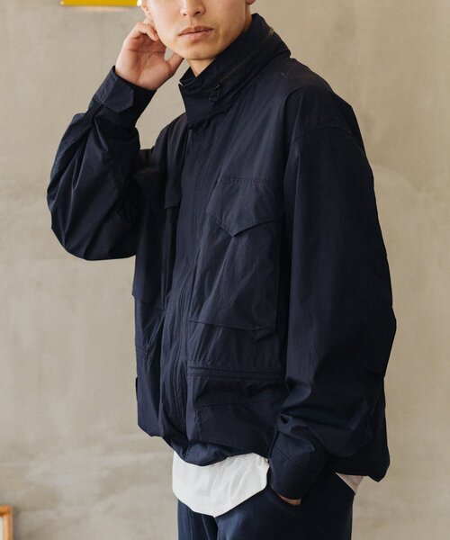 EDIFICE（エディフィス）の「ドライナイロン アーミースタンドブルゾン（ブルゾン・メンズ・ベージュ/ネイビー/サックスブルー・MEDIUM/LARGE）」の2枚目の写真