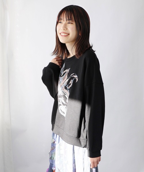 iS ScoLar（イズスカラー）の「533266：手書き風ユリの花刺繍プル