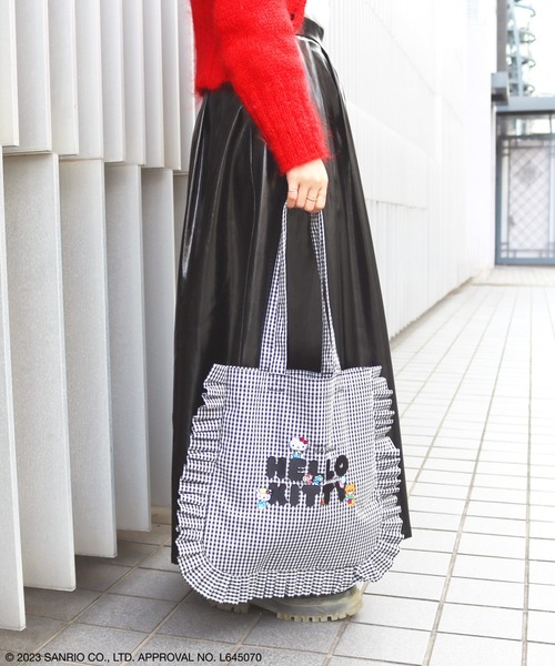 sanrio（サンリオ）の「HELLO KITTY / フリルトートバッグ（トートバッグ・レディース・ブラック/アイボリー・FREE）」の5枚目の写真
