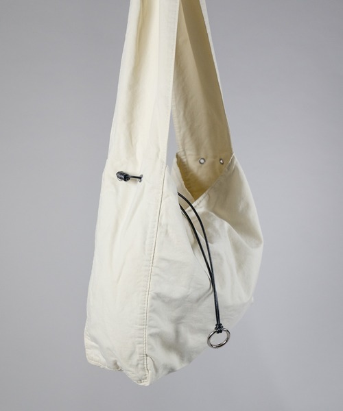 WALK IN CLOSET(ウォークインクローゼット)の「SENTI_LEATHER CORD SHOULDER BAG(ショルダーバッグ・メンズ・ブラック/アイボリー・FREE)」の4枚目の写真