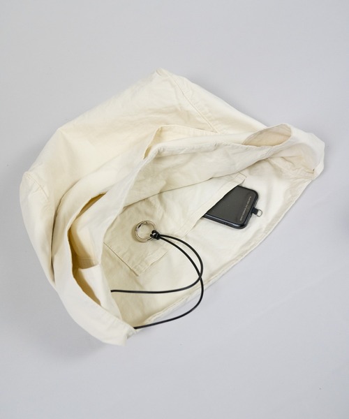 WALK IN CLOSET(ウォークインクローゼット)の「SENTI_LEATHER CORD SHOULDER BAG(ショルダーバッグ・メンズ・ブラック/アイボリー・FREE)」の6枚目の写真
