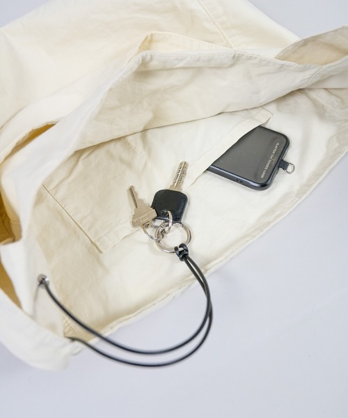 WALK IN CLOSET(ウォークインクローゼット)の「SENTI_LEATHER CORD SHOULDER BAG(ショルダーバッグ・メンズ・ブラック/アイボリー・FREE)」の7枚目の写真