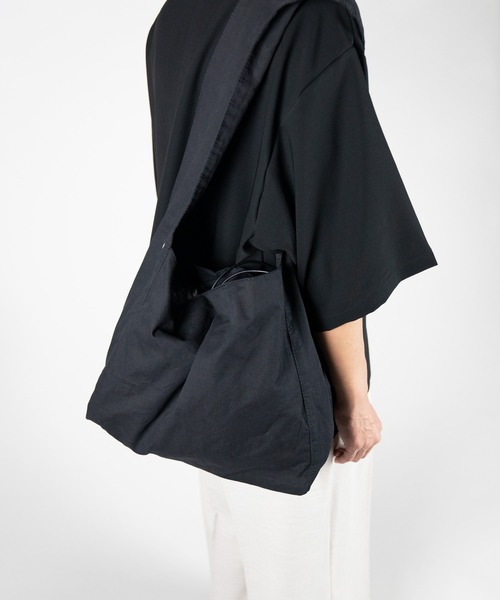 WALK IN CLOSET(ウォークインクローゼット)の「SENTI_LEATHER CORD SHOULDER BAG(ショルダーバッグ・メンズ・ブラック/アイボリー・FREE)」の9枚目の写真