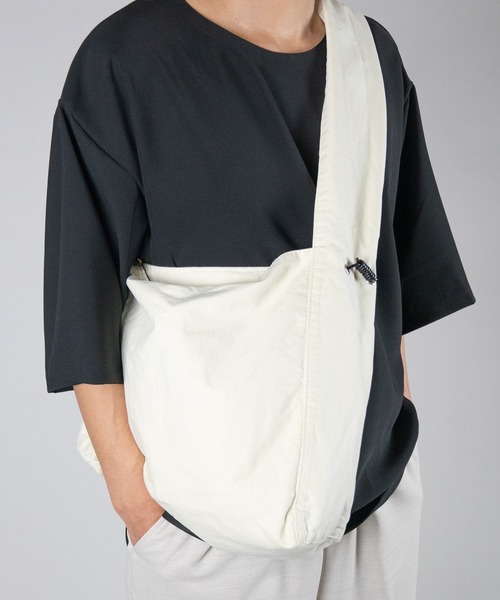 WALK IN CLOSET(ウォークインクローゼット)の「SENTI_LEATHER CORD SHOULDER BAG(ショルダーバッグ・メンズ・ブラック/アイボリー・FREE)」の11枚目の写真