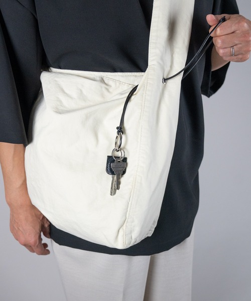 WALK IN CLOSET(ウォークインクローゼット)の「SENTI_LEATHER CORD SHOULDER BAG(ショルダーバッグ・メンズ・ブラック/アイボリー・FREE)」の12枚目の写真