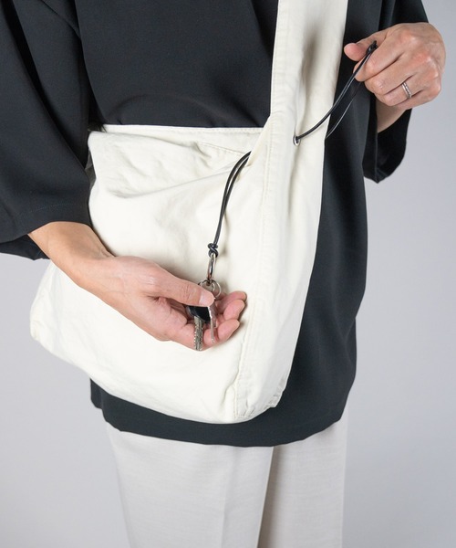 WALK IN CLOSET(ウォークインクローゼット)の「SENTI_LEATHER CORD SHOULDER BAG(ショルダーバッグ・メンズ・ブラック/アイボリー・FREE)」の13枚目の写真