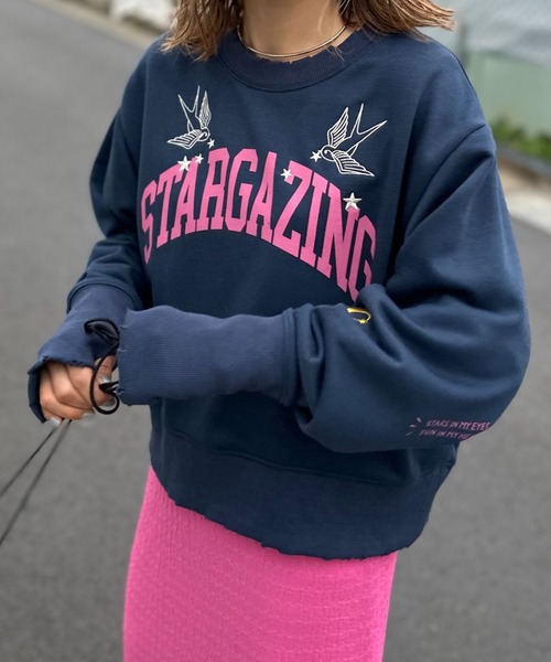 mi via loca(ミヴィアロカ)の「Vintageライク ダメージ加工 刺繍×ロゴプリント裏毛スウェット(スウェット・レディース・トップグレー/オートミール/ネイビー・FREE)」の1枚目の写真