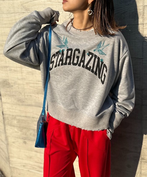 mi via loca(ミヴィアロカ)の「Vintageライク ダメージ加工 刺繍×ロゴプリント裏毛スウェット(スウェット・レディース・トップグレー/オートミール/ネイビー・FREE)」の2枚目の写真