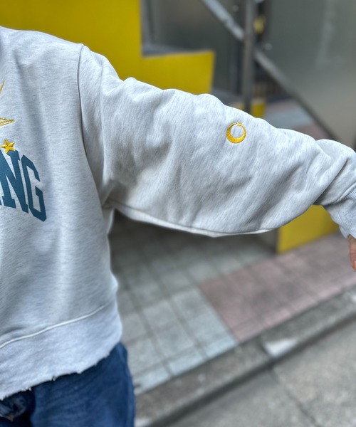 mi via loca(ミヴィアロカ)の「Vintageライク ダメージ加工 刺繍×ロゴプリント裏毛スウェット(スウェット・レディース・トップグレー/オートミール/ネイビー・FREE)」の8枚目の写真