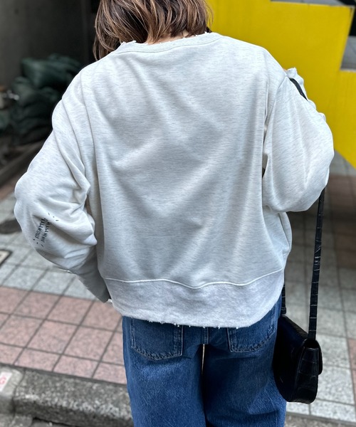 mi via loca(ミヴィアロカ)の「Vintageライク ダメージ加工 刺繍×ロゴプリント裏毛スウェット(スウェット・レディース・トップグレー/オートミール/ネイビー・FREE)」の6枚目の写真