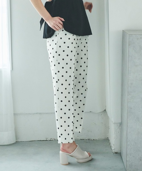 31 Sons de mode（トランテアン　ソン　ドゥ　モード）の「ドット柄ベルト付きテーパードパンツ（その他パンツ・レディース・オフホワイト/ネイビー・36/38）」の3枚目の写真