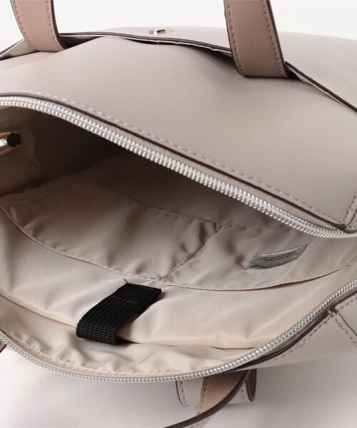 and it_（アンドイット）の「Legato Largo かるいかばん PC収納リュック（バックパック/リュック・レディース・ライトグレー/キャメル/ブラック/グレイッシュベージュ/ダークグレー/ダークブラウン・FREE）」の12枚目の写真