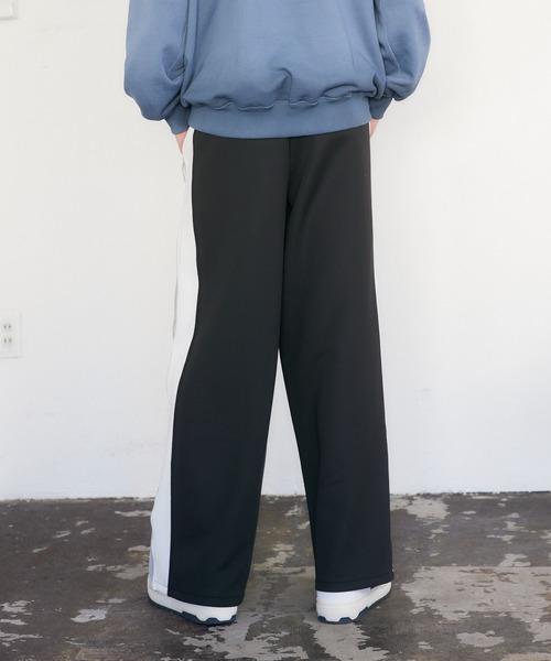 ENVYM(アンビー)の「サイドライントラックパンツ(その他パンツ・レディース・ブラック/ブルー・SMALL/MEDIUM)」の9枚目の写真