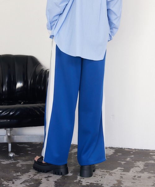 ENVYM(アンビー)の「サイドライントラックパンツ(その他パンツ・レディース・ブラック/ブルー・SMALL/MEDIUM)」の18枚目の写真