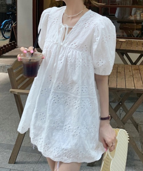 Miniministore(ミニミニストア)の「スカラップ刺しゅうレースブラウスVネック半袖半袖(シャツ/ブラウス・レディース・ホワイト・M/L)」の6枚目の写真