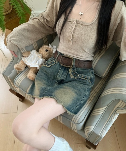 .KOM（ドットコム）の「A'GEM/9 × .kom 『.KOM/ドットケーオーエム』 スタッズデザイン ダメージデニムスカート（デニムスカート・レディース・インディゴブルー・M/S）」の9枚目の写真