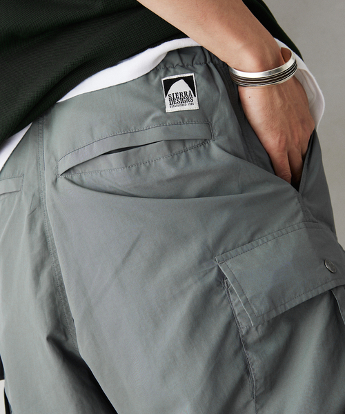 SIERRA DESIGNS（シェラデザイン）の「SIERRA DESIGNS / シエラデザインズ 別注 撥水ナイロン カーゴショーツ（その他パンツ・メンズ・カーキ/ブラック/チャコールグレー・MEDIUM/LARGE）」の4枚目の写真