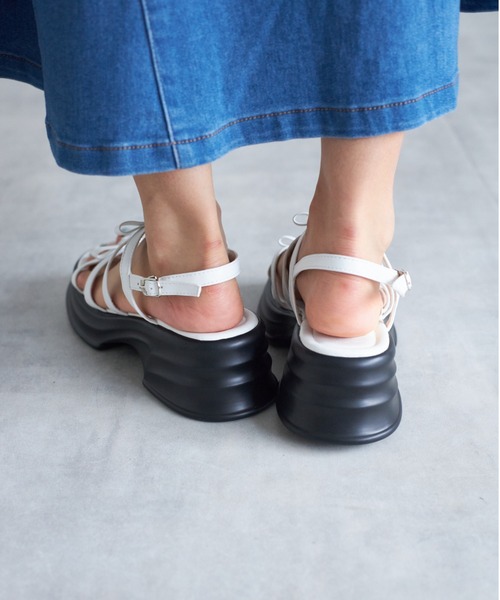 tocco closet（トッコ　クローゼット）の「【ZOZO限定】リボン厚底サンダル（サンダル・レディース・ブラック/シルバー/ホワイト・M/L）」の8枚目の写真