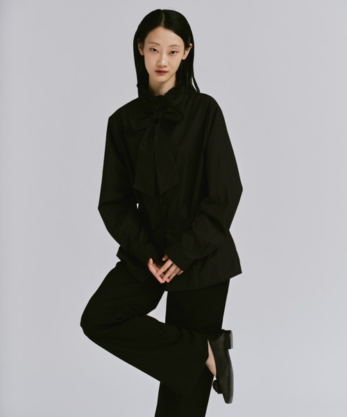 fekete フリルブラウス FEKETE（フェケテ）の「BOWTIE FRILL SHIRT BLOUSE / ボウタイ