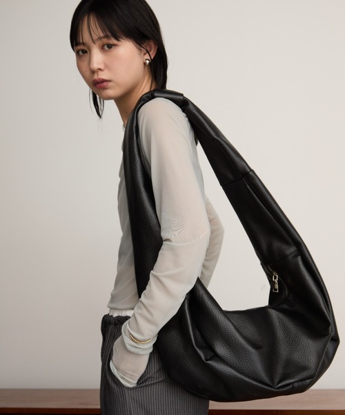 Aunt Marie's(アントマリーズ)の「フェイクレザーラウンドショルダーバッグ / ボディバッグ / 大容量(ボディバッグ/ウエストポーチ・レディース・ブラック/アイボリー/ベージュ・FREE)」の18枚目の写真