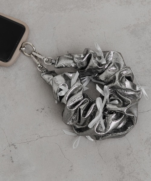 SMELLY（スメリー）の「リボンシュシュハンドルストラップ（スマホグッズ・レディース・ライトブルー/ブラック/シルバー・-）」の3枚目の写真