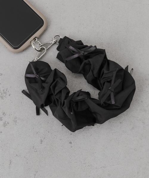 SMELLY（スメリー）の「リボンシュシュハンドルストラップ（スマホグッズ・レディース・ライトブルー/ブラック/シルバー・-）」の2枚目の写真