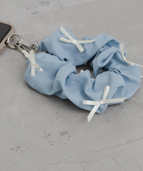 SMELLY（スメリー）の「リボンシュシュハンドルストラップ（スマホグッズ・レディース・ライトブルー/ブラック/シルバー・-）」の4枚目の写真