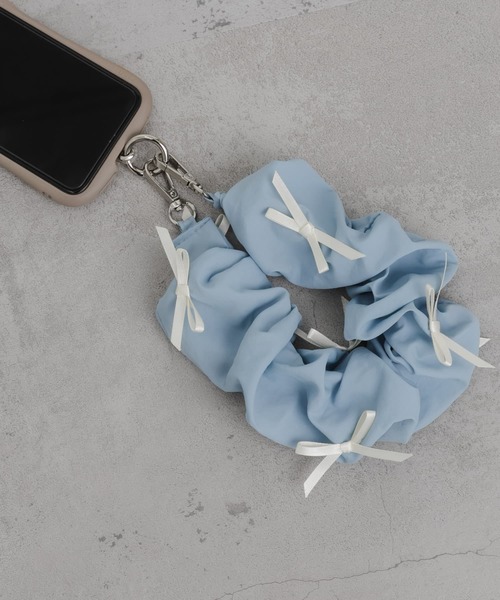 SMELLY（スメリー）の「リボンシュシュハンドルストラップ（スマホグッズ・レディース・ライトブルー/ブラック/シルバー・-）」の5枚目の写真