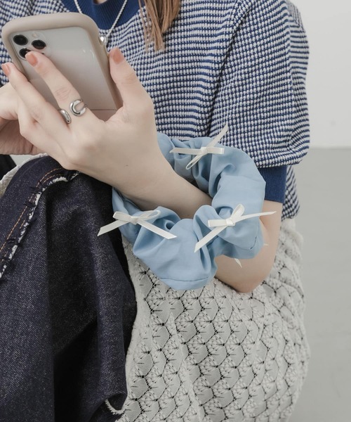 SMELLY（スメリー）の「リボンシュシュハンドルストラップ（スマホグッズ・レディース・ライトブルー/ブラック/シルバー・-）」の7枚目の写真