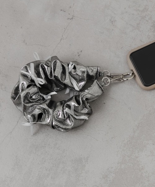 SMELLY（スメリー）の「リボンシュシュハンドルストラップ（スマホグッズ・レディース・ライトブルー/ブラック/シルバー・-）」の11枚目の写真