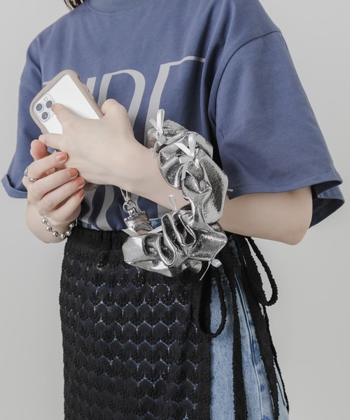 SMELLY（スメリー）の「リボンシュシュハンドルストラップ（スマホグッズ・レディース・ライトブルー/ブラック/シルバー・-）」の13枚目の写真