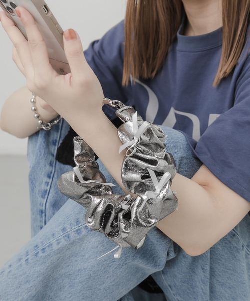 SMELLY（スメリー）の「リボンシュシュハンドルストラップ（スマホグッズ・レディース・ライトブルー/ブラック/シルバー・-）」の15枚目の写真
