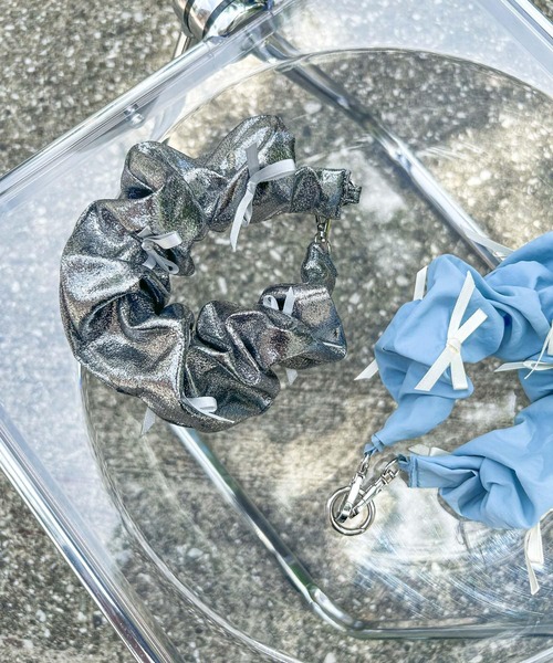 SMELLY（スメリー）の「リボンシュシュハンドルストラップ（スマホグッズ・レディース・ライトブルー/ブラック/シルバー・-）」の17枚目の写真