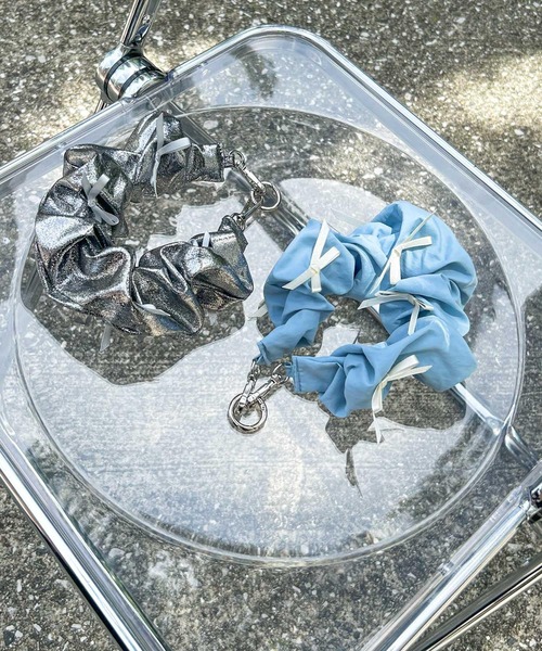 SMELLY（スメリー）の「リボンシュシュハンドルストラップ（スマホグッズ・レディース・ライトブルー/ブラック/シルバー・-）」の18枚目の写真