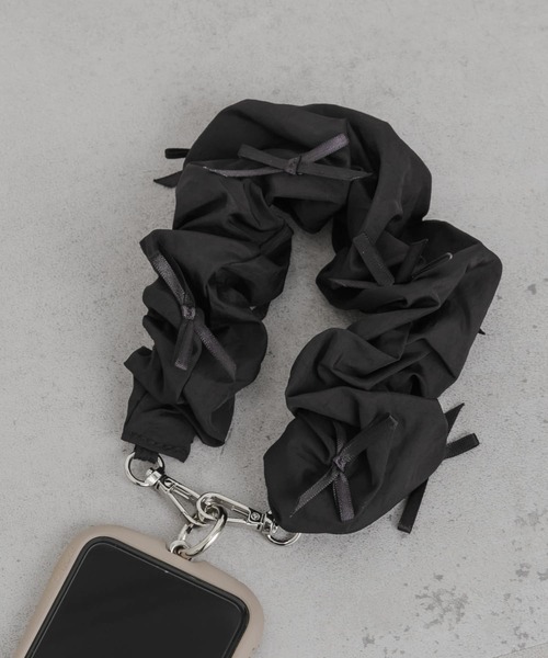 SMELLY（スメリー）の「リボンシュシュハンドルストラップ（スマホグッズ・レディース・ライトブルー/ブラック/シルバー・-）」の20枚目の写真