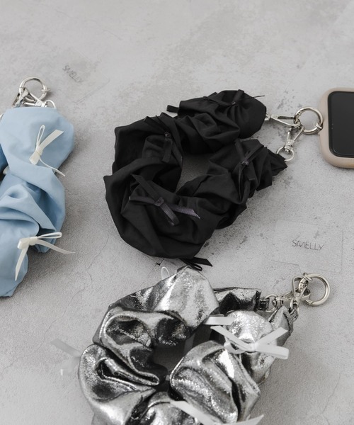 SMELLY（スメリー）の「リボンシュシュハンドルストラップ（スマホグッズ・レディース・ライトブルー/ブラック/シルバー・-）」の21枚目の写真