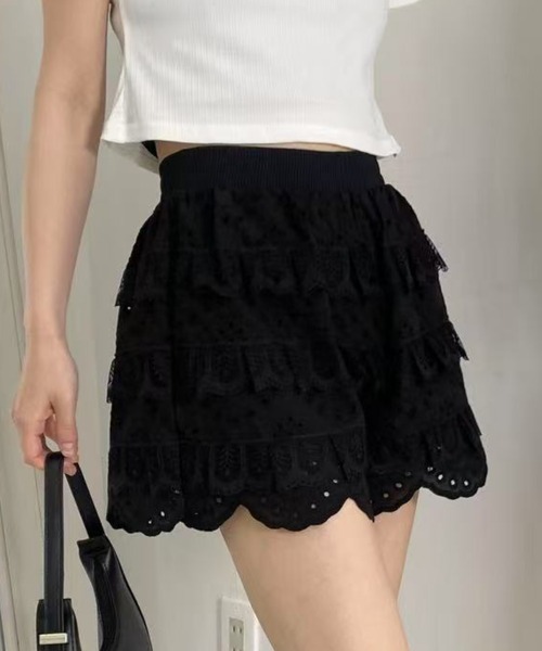 mebole(メボレ)の「刺繍フリルショートパンツ(その他パンツ・レディース・ブラック/ホワイト・FREE)」の2枚目の写真