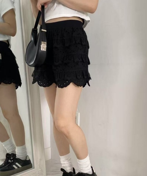 mebole(メボレ)の「刺繍フリルショートパンツ(その他パンツ・レディース・ブラック/ホワイト・FREE)」の7枚目の写真