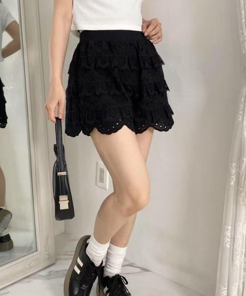 mebole(メボレ)の「刺繍フリルショートパンツ(その他パンツ・レディース・ブラック/ホワイト・FREE)」の4枚目の写真