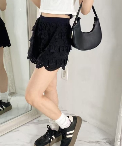 mebole(メボレ)の「刺繍フリルショートパンツ(その他パンツ・レディース・ブラック/ホワイト・FREE)」の5枚目の写真