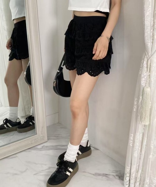mebole(メボレ)の「刺繍フリルショートパンツ(その他パンツ・レディース・ブラック/ホワイト・FREE)」の3枚目の写真