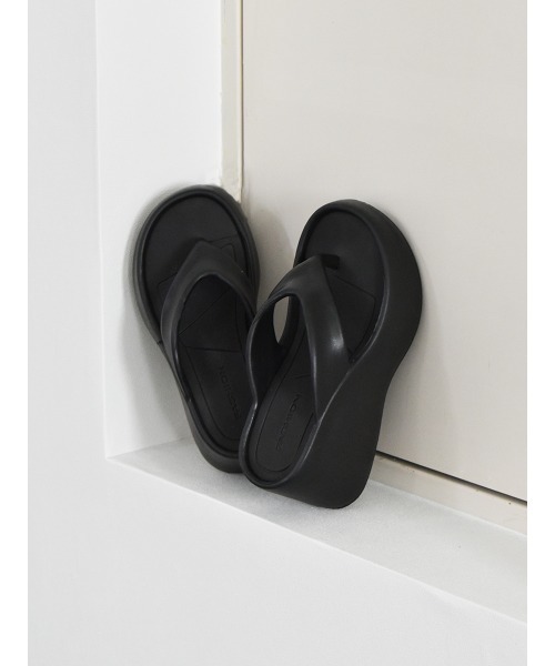 【TOTEME】レザー ヒール ビーチサンダル ブラック Toteme トングサンダル THE FLIP FLOP HEEL 205 906 819