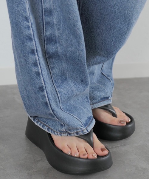 Reurie'(レウリィ)の「プラットフォームトングサンダル/platform tong sandal ビーチサンダル 厚底 リカバリーサンダル カジュアル Y2K ストリート 韓国 フェイクレザー 黒 ブラック(サンダル・レディース・ブラック・SMALL/MEDIUM/LARGE)」の8枚目の写真