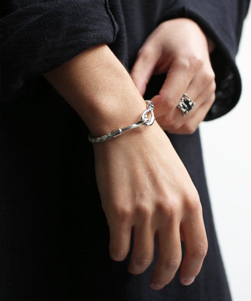 JAM HOME MADE（ジャムホームメイド）の「編み込み レザー シングル ブレスレット/メンズ/レディース/ユニセックス/牛革（ブレスレット・メンズ・ブラック×シルバー/グレー/ブラウン/ネイビー/ピンク・ONE SIZE）」の2枚目の写真