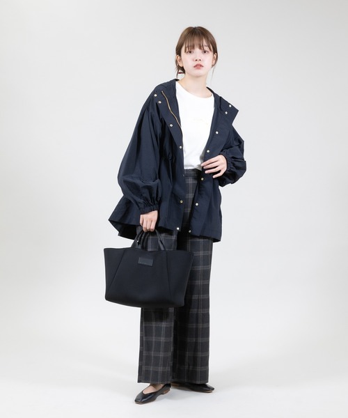 meeny miny（ミーニーマイニー）の「【meeny miny】[美シルエットシリーズ]【撥水/UV/軽量】美優マウンテンパーカー（マウンテンパーカー・レディース・ブラック/ベージュ・MEDIUM）」の5枚目の写真