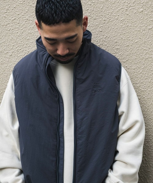 URBAN RESEARCH DOORS(アーバンリサーチドアーズ)の「URDリップストップナイロン中綿ベスト(ダウンベスト・メンズ・ブラック/グリーン系その他/チャコールグレー・MEDIUM/LARGE)」の12枚目の写真