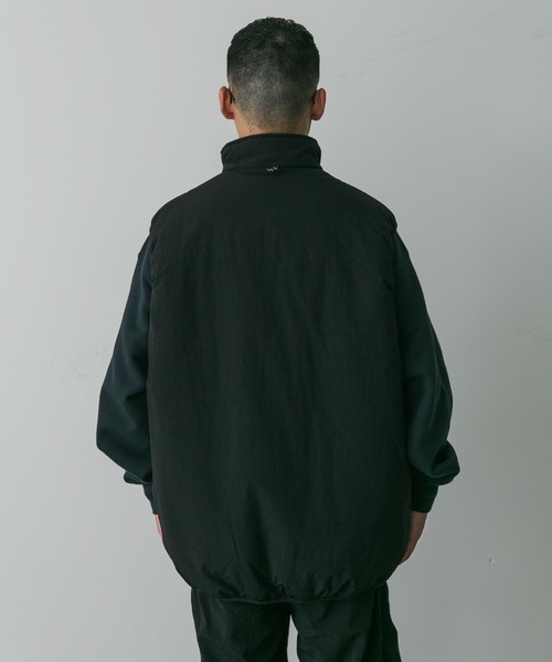 URBAN RESEARCH DOORS(アーバンリサーチドアーズ)の「URDリップストップナイロン中綿ベスト(ダウンベスト・メンズ・ブラック/グリーン系その他/チャコールグレー・MEDIUM/LARGE)」の18枚目の写真